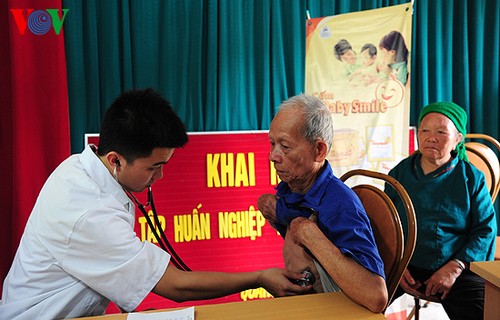 Đoàn viên thanh niên khối cơ quan báo chí thăm, tặng quà người dân vùng cao Vị Xuyên  - ảnh 1